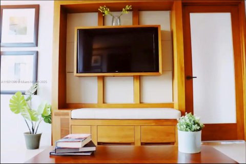 Condo in Miami Beach, Florida, 1 bedroom  № 2018571 - photo 5