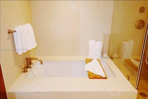 Condo in Miami Beach, Florida, 1 bedroom  № 2018571 - photo 18