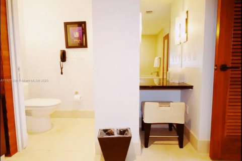 Condo in Miami Beach, Florida, 1 bedroom  № 2018571 - photo 19