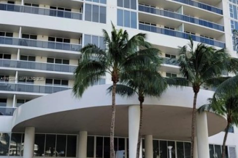 Condominio en venta en Hallandale Beach, Florida, 3 dormitorios, 145.95 m2 № 2032915 - foto 2