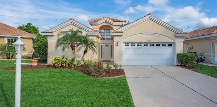 House in Englewood, Florida 3 bedrooms, 196.86 sq.m. № 2103241
