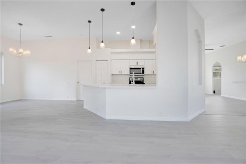 House in Englewood, Florida 3 bedrooms, 196.86 sq.m. № 2103241 - photo 8