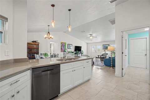 House in Port Charlotte, Florida 3 bedrooms, 162.02 sq.m. № 2258235 - photo 12