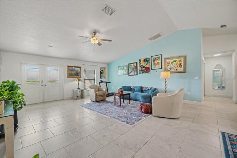 House in Port Charlotte, Florida 3 bedrooms, 162.02 sq.m. № 2258235 - photo 5