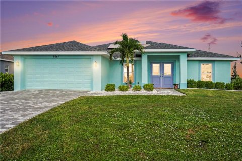 House in Port Charlotte, Florida 3 bedrooms, 162.02 sq.m. № 2258235 - photo 2