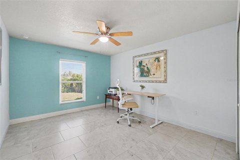 House in Port Charlotte, Florida 3 bedrooms, 162.02 sq.m. № 2258235 - photo 18