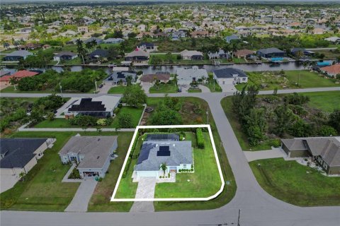 House in Port Charlotte, Florida 3 bedrooms, 162.02 sq.m. № 2258235 - photo 3