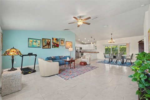 House in Port Charlotte, Florida 3 bedrooms, 162.02 sq.m. № 2258235 - photo 4