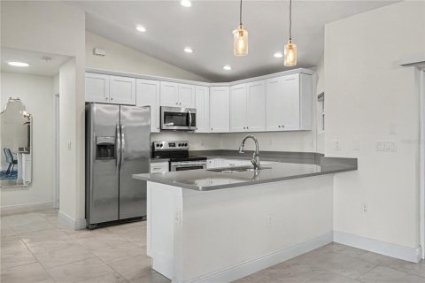 House in Port Charlotte, Florida 3 bedrooms, 162.02 sq.m. № 2258235 - photo 9