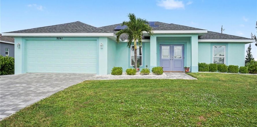 House in Port Charlotte, Florida 3 bedrooms, 162.02 sq.m. № 2258235