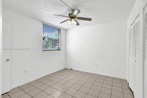 Condo in Miami, Florida, 2 bedrooms  № 1920243 - photo 13