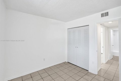 Condo in Miami, Florida, 2 bedrooms  № 1920243 - photo 12