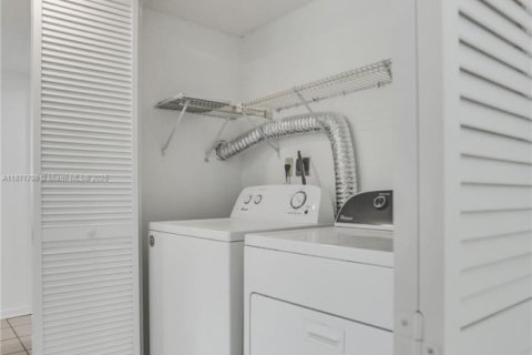 Condo in Miami, Florida, 2 bedrooms  № 1920243 - photo 7
