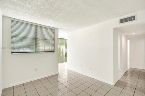 Condo in Miami, Florida, 2 bedrooms  № 1920243 - photo 4