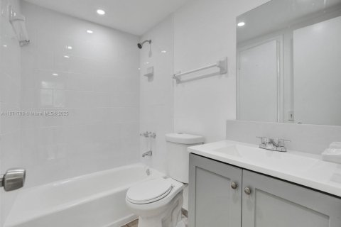 Condo in Miami, Florida, 2 bedrooms  № 1920243 - photo 10