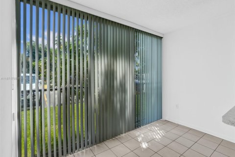 Condo in Miami, Florida, 2 bedrooms  № 1920243 - photo 14