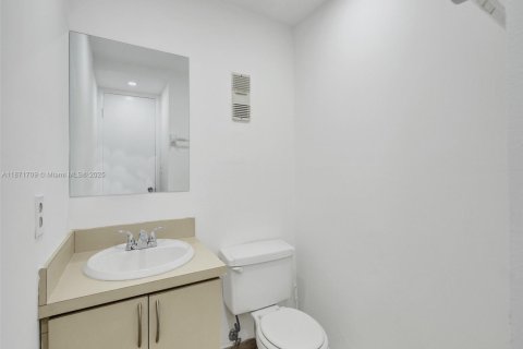 Condo in Miami, Florida, 2 bedrooms  № 1920243 - photo 6