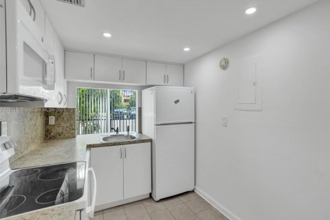 Condo in Miami, Florida, 2 bedrooms  № 1920243 - photo 2