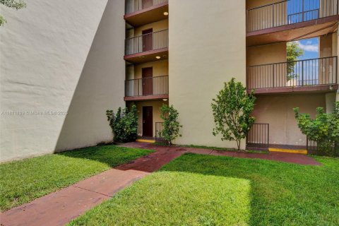 Condo in Miami, Florida, 2 bedrooms  № 1920243 - photo 15