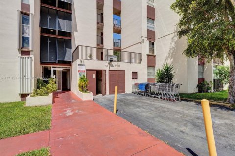 Condo in Miami, Florida, 2 bedrooms  № 1920243 - photo 16