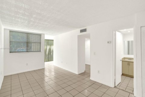 Condo in Miami, Florida, 2 bedrooms  № 1920243 - photo 5