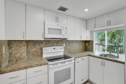 Condo in Miami, Florida, 2 bedrooms  № 1920243 - photo 1