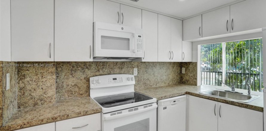 Condo in Miami, Florida, 2 bedrooms  № 1920243