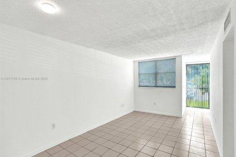 Condo in Miami, Florida, 2 bedrooms  № 1920243 - photo 3