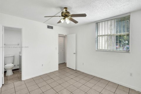 Condo in Miami, Florida, 2 bedrooms  № 1920243 - photo 9