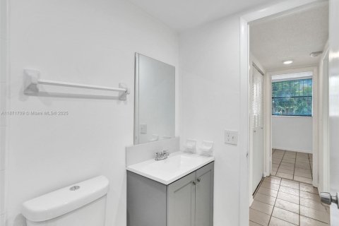 Condo in Miami, Florida, 2 bedrooms  № 1920243 - photo 11