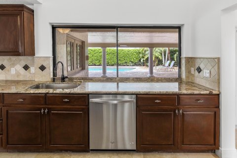 House in Wellington, Florida 3 bedrooms, 327.29 sq.m. № 2169843 - photo 18