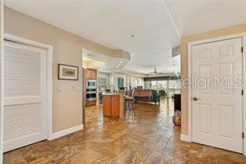 Condo in Saint Petersburg, Florida, 3 bedrooms  № 1848618 - photo 2