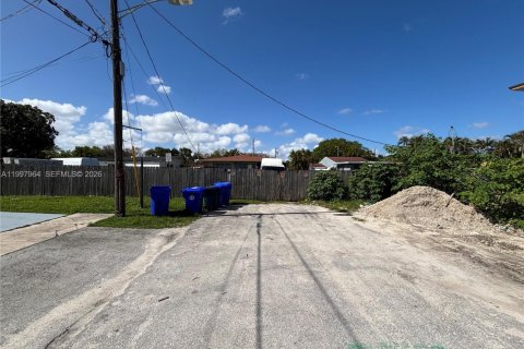 House in Miami, Florida 2 bedrooms, 138.61 sq.m. № 2066947 - photo 11