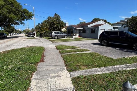 House in Miami, Florida 2 bedrooms, 138.61 sq.m. № 2066947 - photo 8