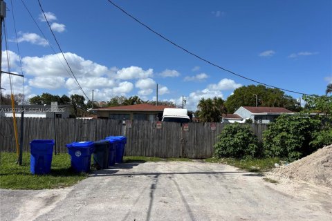 House in Miami, Florida 2 bedrooms, 138.61 sq.m. № 2066947 - photo 6