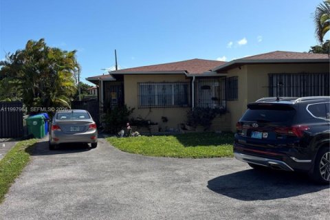 House in Miami, Florida 2 bedrooms, 138.61 sq.m. № 2066947 - photo 2