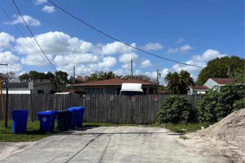 House in Miami, Florida 2 bedrooms, 138.61 sq.m. № 2066947 - photo 3