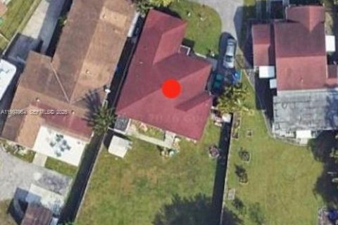 House in Miami, Florida 2 bedrooms, 138.61 sq.m. № 2066947