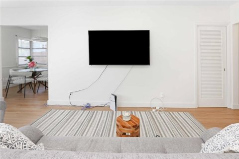 Villa ou maison à louer à Hollywood, Floride: 2 chambres, 98.01 m2 № 1961052 - photo 10