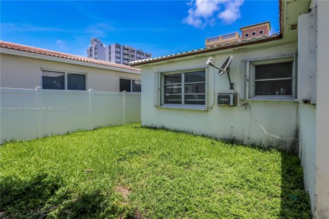 Villa ou maison à louer à Hollywood, Floride: 2 chambres, 98.01 m2 № 1961052 - photo 28