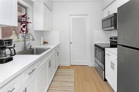 Villa ou maison à louer à Hollywood, Floride: 2 chambres, 98.01 m2 № 1961052 - photo 4