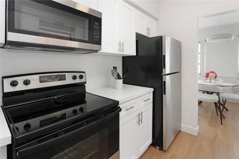 Villa ou maison à louer à Hollywood, Floride: 2 chambres, 98.01 m2 № 1961052 - photo 6