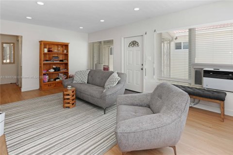 Villa ou maison à louer à Hollywood, Floride: 2 chambres, 98.01 m2 № 1961052 - photo 8