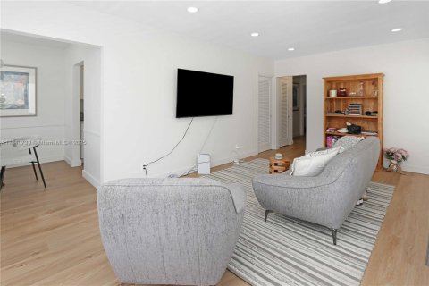 Villa ou maison à louer à Hollywood, Floride: 2 chambres, 98.01 m2 № 1961052 - photo 9