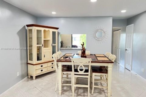 Townhouse in Pembroke Pines, Florida 2 bedrooms, 113.71 sq.m. № 1804144 - photo 8
