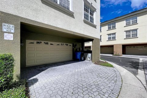 Townhouse in Tampa, Florida 4 bedrooms, 244.15 sq.m. № 2208890 - photo 10