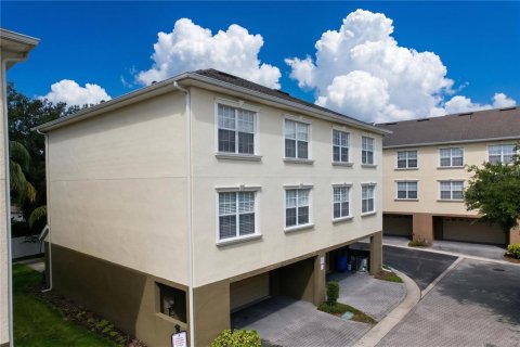 Townhouse in Tampa, Florida 4 bedrooms, 244.15 sq.m. № 2208890 - photo 11