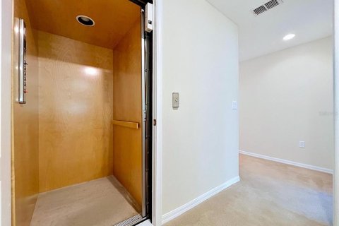 Townhouse in Tampa, Florida 4 bedrooms, 244.15 sq.m. № 2208890 - photo 2