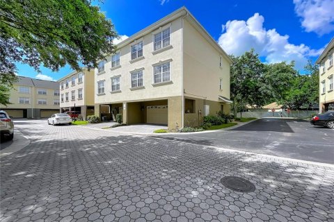 Townhouse in Tampa, Florida 4 bedrooms, 244.15 sq.m. № 2208890 - photo 5