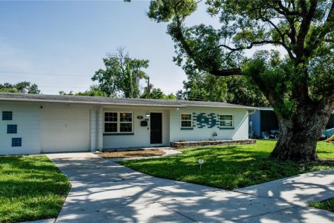 House in Orlando, Florida 3 bedrooms, 137.87 sq.m. № 2296638